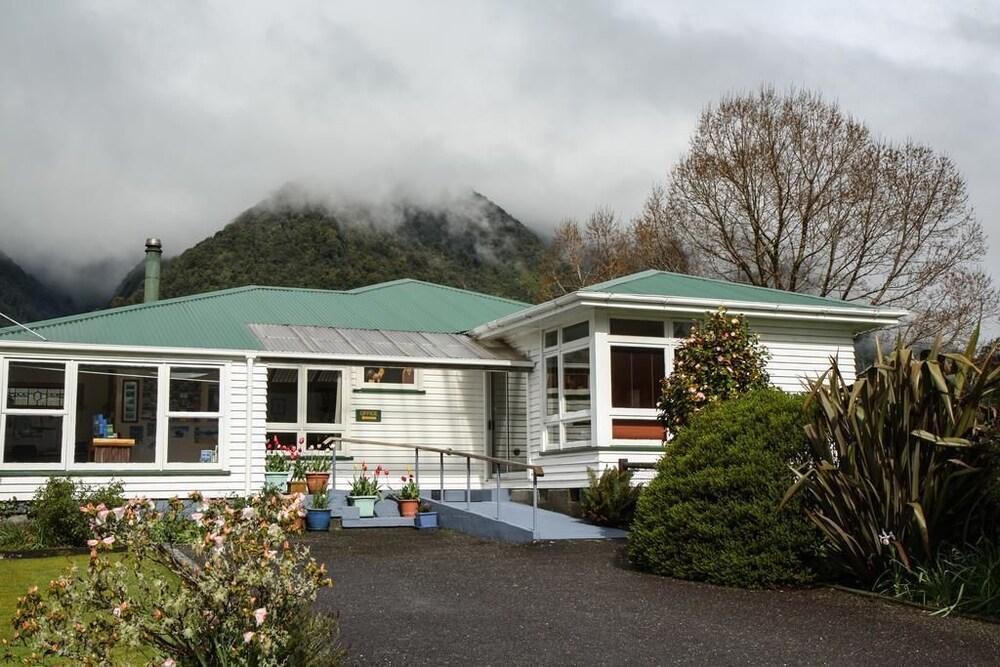 Rainforest Motel Глетчер Фокс Екстериор снимка