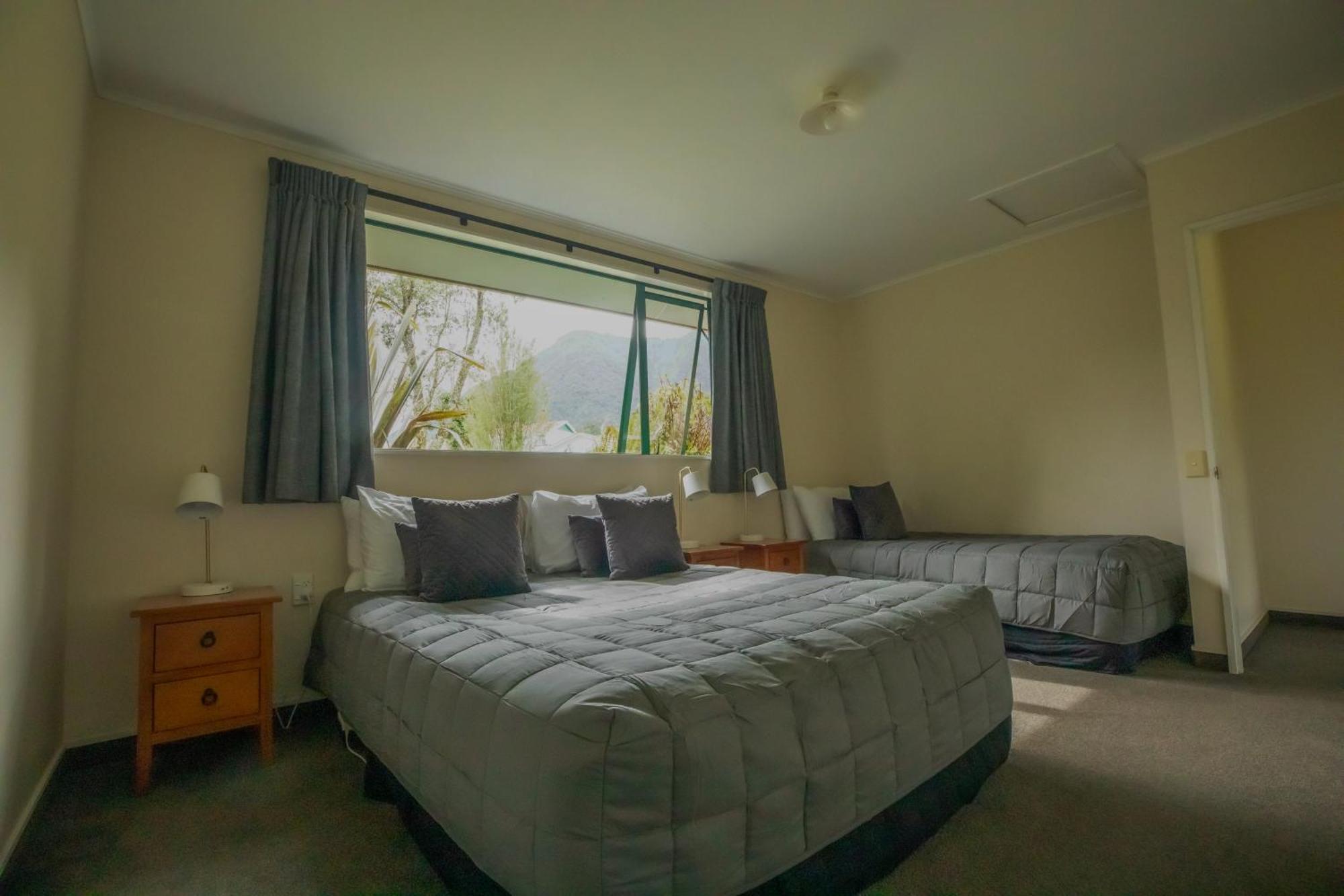 Rainforest Motel Глетчер Фокс Екстериор снимка