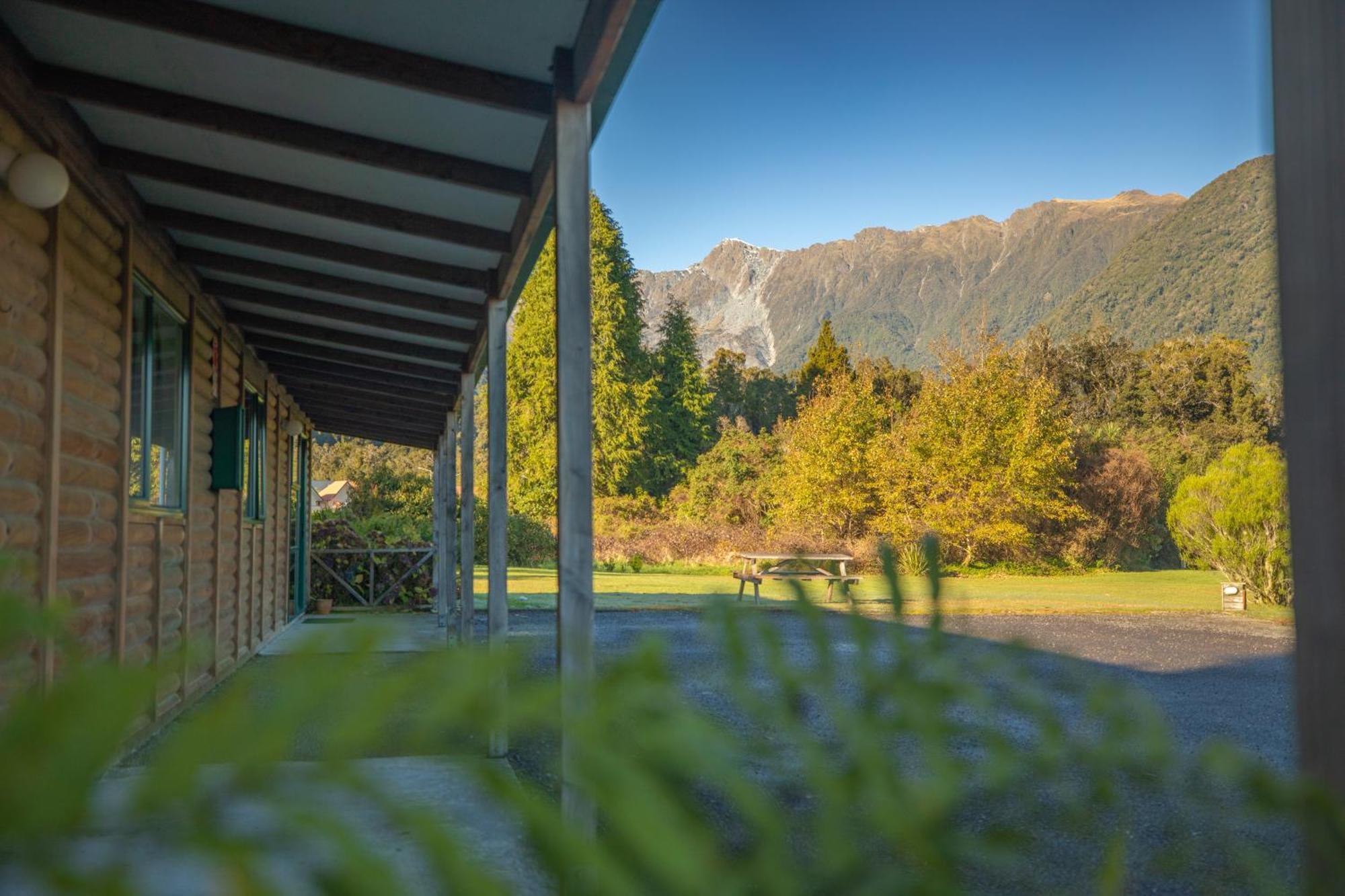 Rainforest Motel Глетчер Фокс Екстериор снимка